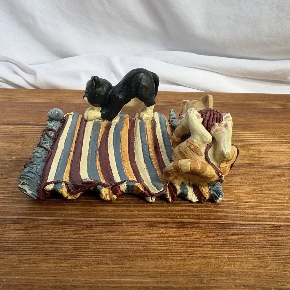 Vintage Figi Graphics 1996 Cats on Rug Figurine Removable Basket Resin